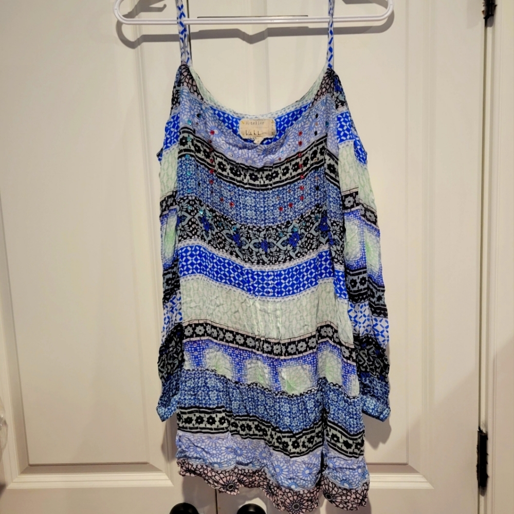 Beautiful Nicole Miller cold shoulder top size large Blue